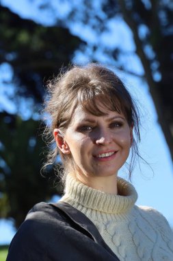 Parktaki Güzel Rus Modelinin Fotoğrafı