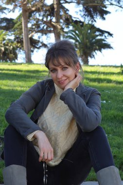 Parktaki Güzel Rus Modelinin Fotoğrafı