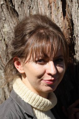 Parktaki Güzel Rus Modelinin Fotoğrafı