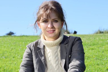 Parktaki Güzel Rus Modelinin Fotoğrafı