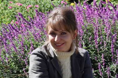 Parktaki Güzel Rus Modelinin Fotoğrafı