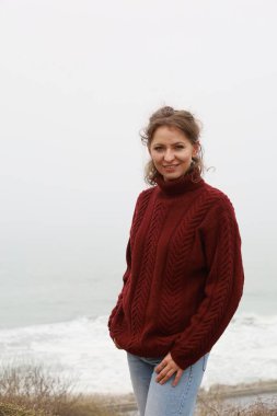 Okyanus kıyısındaki bir sahilde güzel bir Rus modeli.