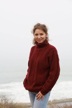 Okyanus kıyısındaki bir sahilde güzel bir Rus modeli.