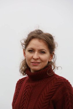 Okyanus kıyısındaki bir sahilde güzel bir Rus modeli.