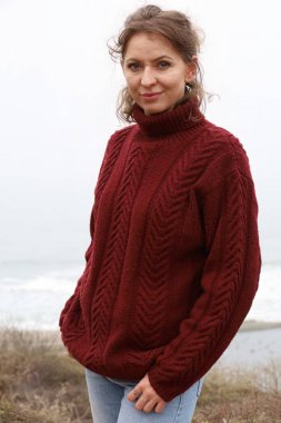 Okyanus kıyısındaki bir sahilde güzel bir Rus modeli.