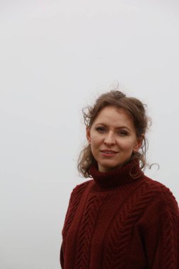 Okyanus kıyısındaki bir sahilde güzel bir Rus modeli.