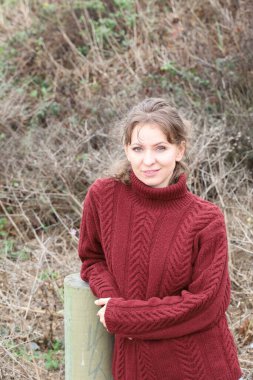 Okyanus kıyısındaki bir sahilde güzel bir Rus modeli.