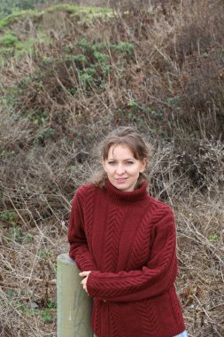 Okyanus kıyısındaki bir sahilde güzel bir Rus modeli.