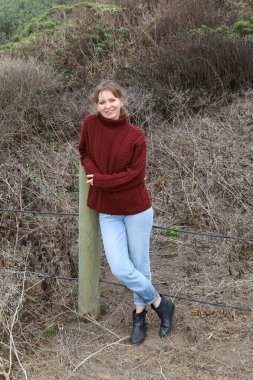 Okyanus kıyısındaki bir sahilde güzel bir Rus modeli.