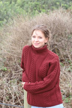 Okyanus kıyısındaki bir sahilde güzel bir Rus modeli.