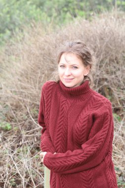 Okyanus kıyısındaki bir sahilde güzel bir Rus modeli.