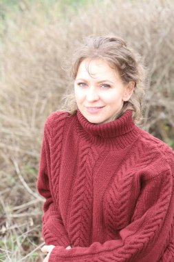 Okyanus kıyısındaki bir sahilde güzel bir Rus modeli.