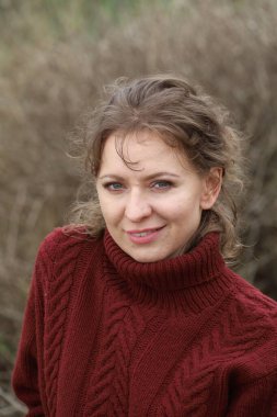 Okyanus kıyısındaki bir sahilde güzel bir Rus modeli.