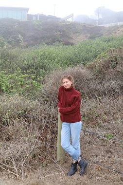 Okyanus kıyısındaki bir sahilde güzel bir Rus modeli.