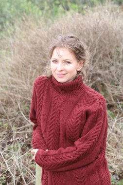 Okyanus kıyısındaki bir sahilde güzel bir Rus modeli.