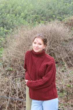 Okyanus kıyısındaki bir sahilde güzel bir Rus modeli.