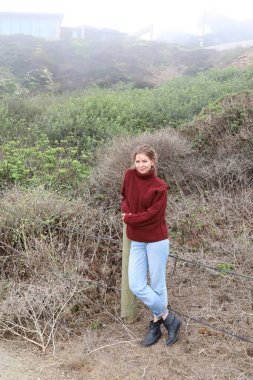 Okyanus kıyısındaki bir sahilde güzel bir Rus modeli.