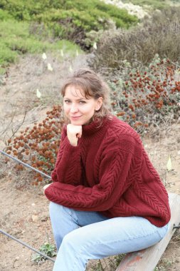 Okyanus kıyısındaki bir sahilde güzel bir Rus modeli.