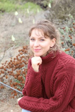 Okyanus kıyısındaki bir sahilde güzel bir Rus modeli.