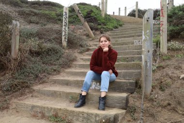 Okyanus kıyısındaki bir sahilde güzel bir Rus modeli.