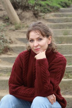 Okyanus kıyısındaki bir sahilde güzel bir Rus modeli.