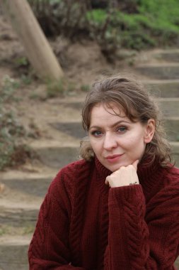 Okyanus kıyısındaki bir sahilde güzel bir Rus modeli.