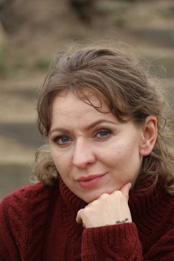 Okyanus kıyısındaki bir sahilde güzel bir Rus modeli.