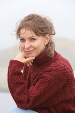 Okyanus kıyısındaki bir sahilde güzel bir Rus modeli.