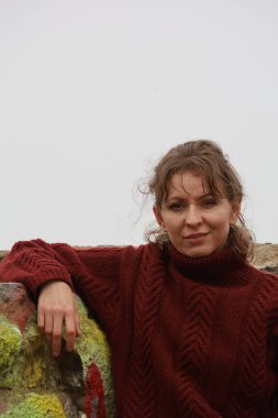 Okyanus kıyısındaki bir sahilde güzel bir Rus modeli.