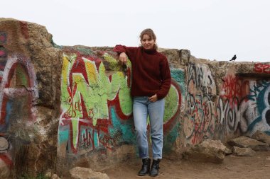 Okyanus kıyısındaki bir sahilde güzel bir Rus modeli.