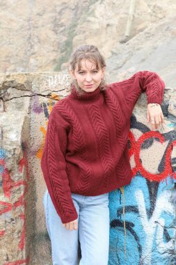 Okyanus kıyısındaki bir sahilde güzel bir Rus modeli.