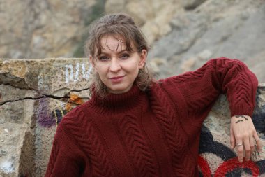 Okyanus kıyısındaki bir sahilde güzel bir Rus modeli.