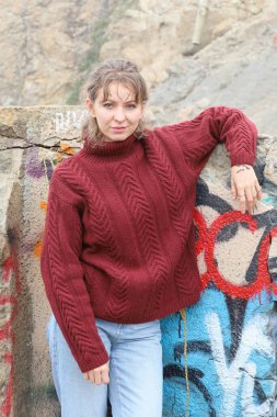 Okyanus kıyısındaki bir sahilde güzel bir Rus modeli.