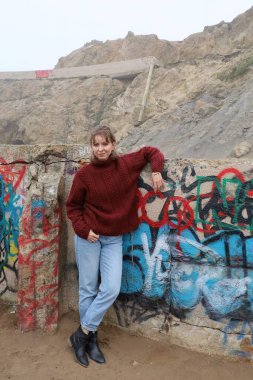 Okyanus kıyısındaki bir sahilde güzel bir Rus modeli.