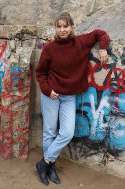 Okyanus kıyısındaki bir sahilde güzel bir Rus modeli.