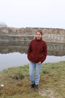 Okyanus kıyısındaki bir sahilde güzel bir Rus modeli.