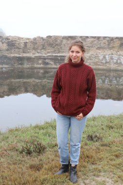 Okyanus kıyısındaki bir sahilde güzel bir Rus modeli.