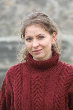 Okyanus kıyısındaki bir sahilde güzel bir Rus modeli.