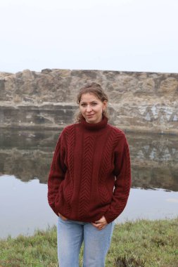 Okyanus kıyısındaki bir sahilde güzel bir Rus modeli.