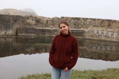 Okyanus kıyısındaki bir sahilde güzel bir Rus modeli.