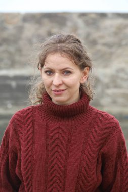 Okyanus kıyısındaki bir sahilde güzel bir Rus modeli.