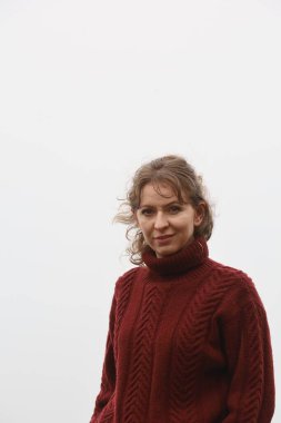 Okyanus kıyısındaki bir sahilde güzel bir Rus modeli.