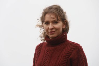 Okyanus kıyısındaki bir sahilde güzel bir Rus modeli.