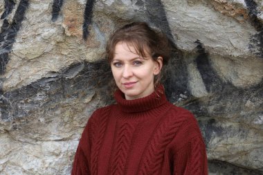 Okyanus kıyısındaki bir sahilde güzel bir Rus modeli.