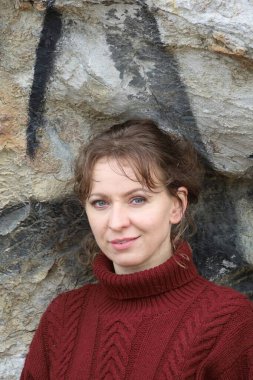 Okyanus kıyısındaki bir sahilde güzel bir Rus modeli.