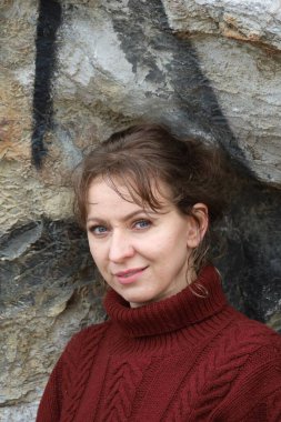 Okyanus kıyısındaki bir sahilde güzel bir Rus modeli.