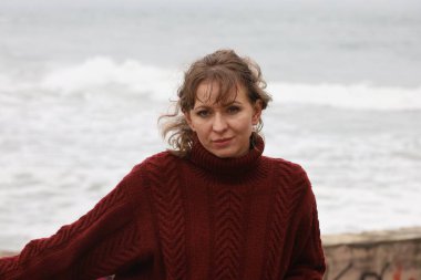 Okyanus kıyısındaki bir sahilde güzel bir Rus modeli.