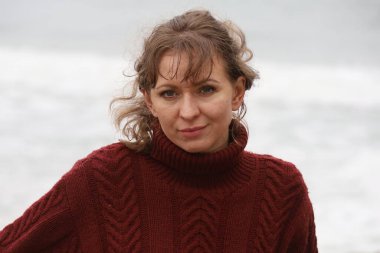 Okyanus kıyısındaki bir sahilde güzel bir Rus modeli.