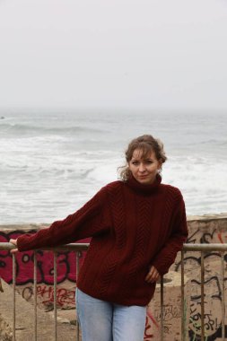 Okyanus kıyısındaki bir sahilde güzel bir Rus modeli.