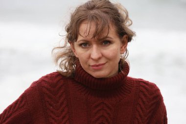 Okyanus kıyısındaki bir sahilde güzel bir Rus modeli.